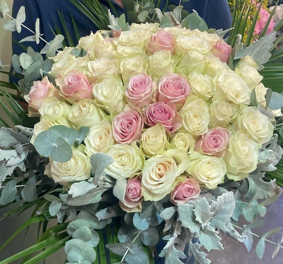 Beyaz be Pembe Gül Buketleri