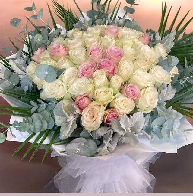 Beyaz be Pembe Gül Buketleri