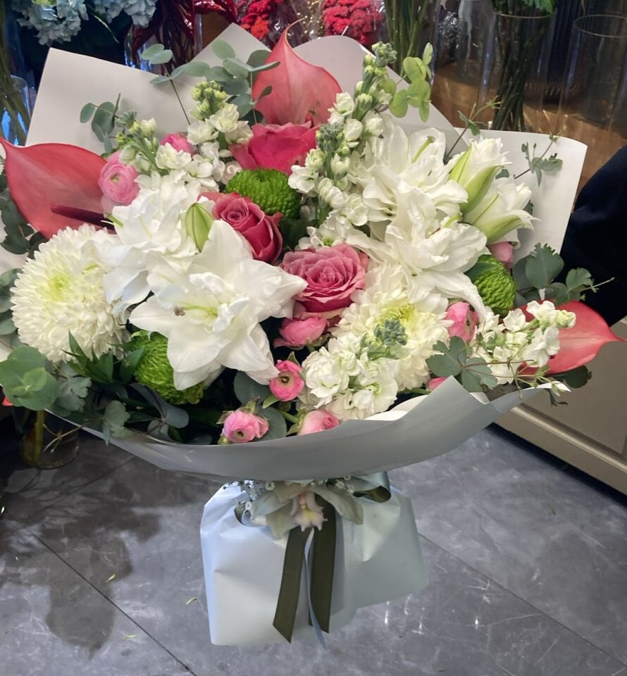 Pembe ve Beyaz Renkli Buketler