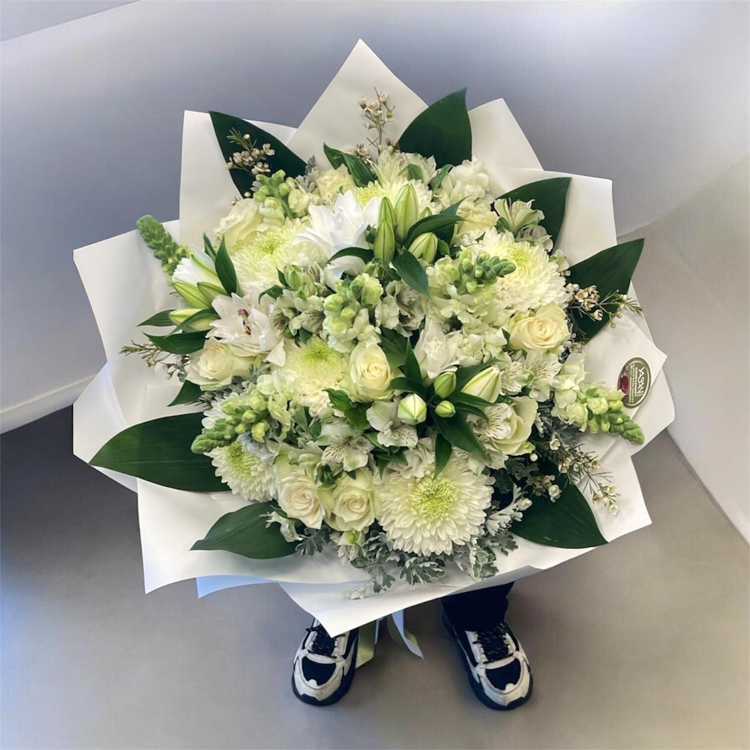 Beyaz lilyum ve Gül Buketi