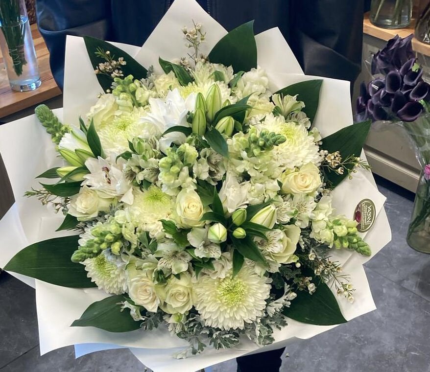 Beyaz lilyum ve Gül Buketi